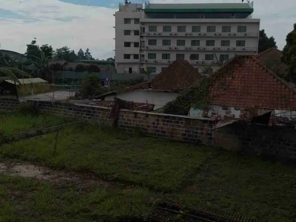 Dijual Rumah Tua Hitung tanah saja di Main Road Setia Budi Bandung