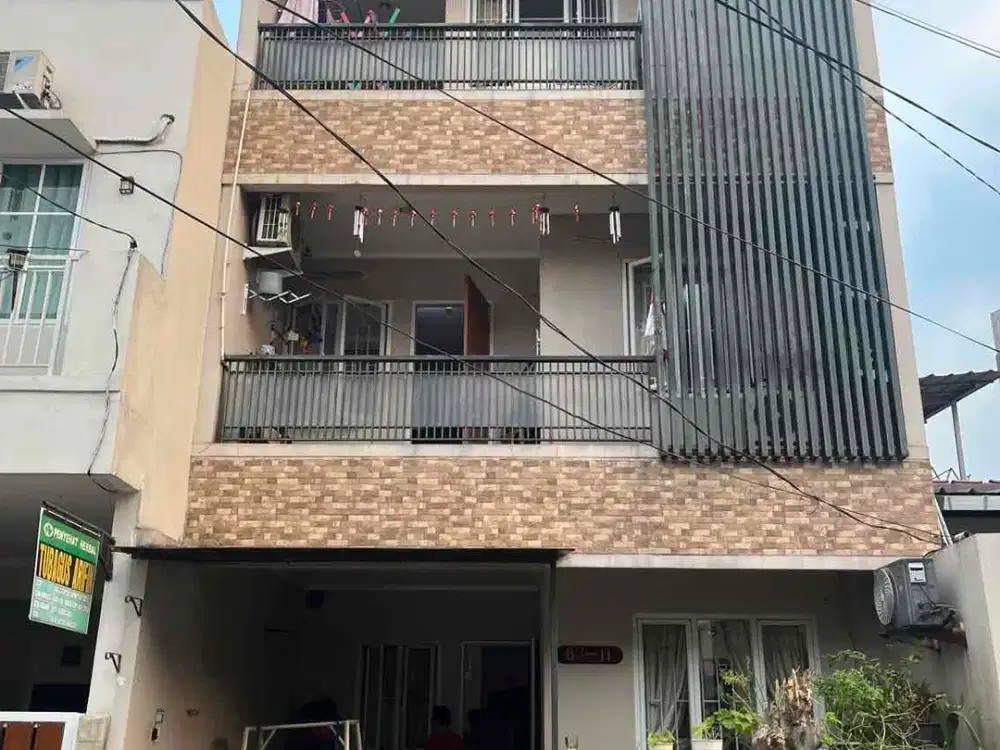 Dijual Rumah 3 Lantai Menawan & Siap Huni Di Mahkota Simprug
