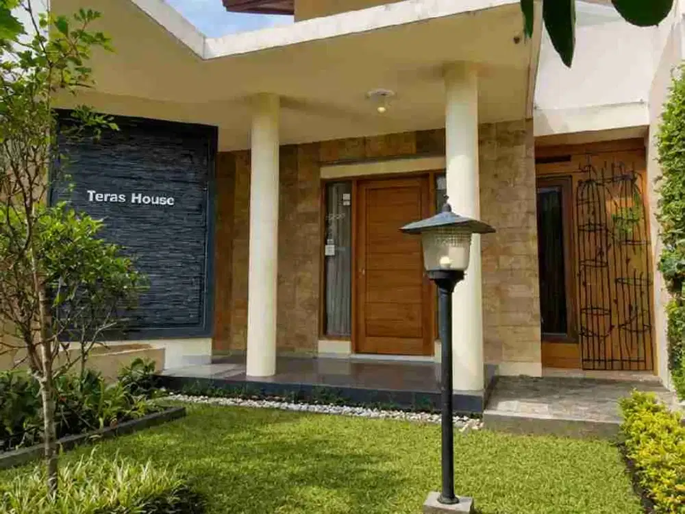 DIJUAL RUMAH 2 LANTAI SEMI FURNISHED SANGAT STRATEGIS, ELIT DI PERUMAHAN PESONA MERAPI JL KALIURANG