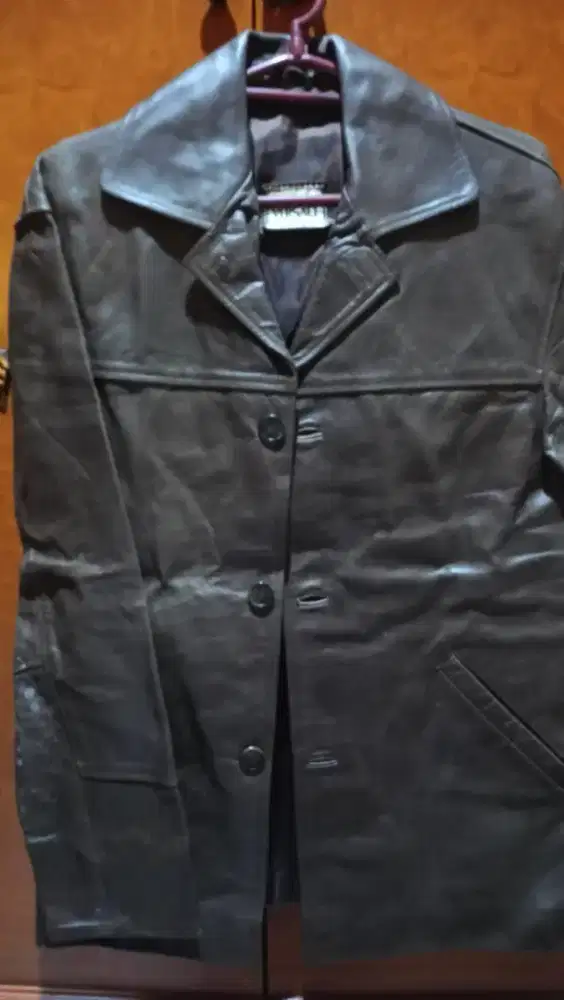 Jaket kulit Versace
