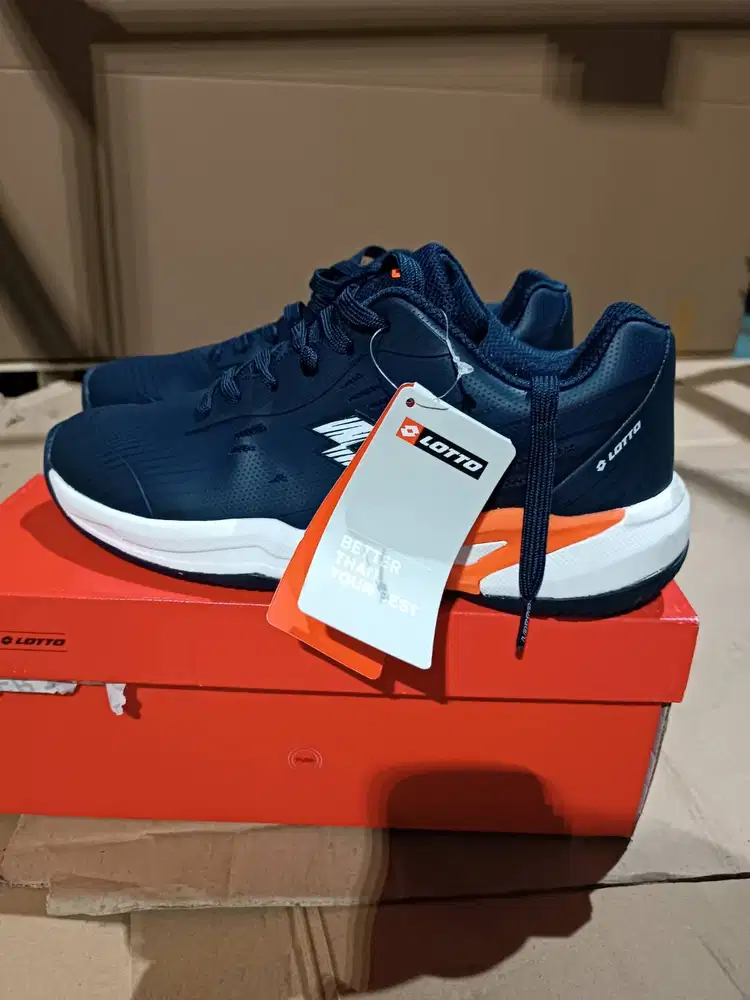 Sepatu badminton tennis merek lotto