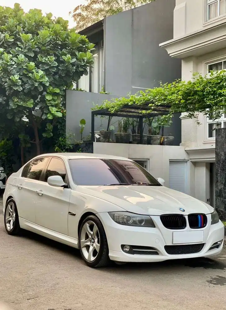 BMW 320i 2012 E90 LCI White on Red