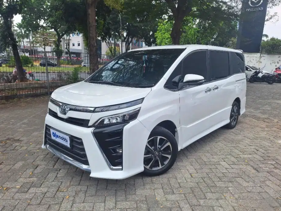 LOW DP Toyota Voxy 2.0 Bensin-AT 2021 VOQ
