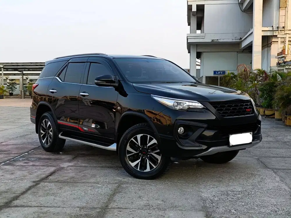 (TDP 30JT) LOW KM 74 RB ! TOYOTA FORTUNER 2.7 SRZ TRD AT 2019 HITAM !