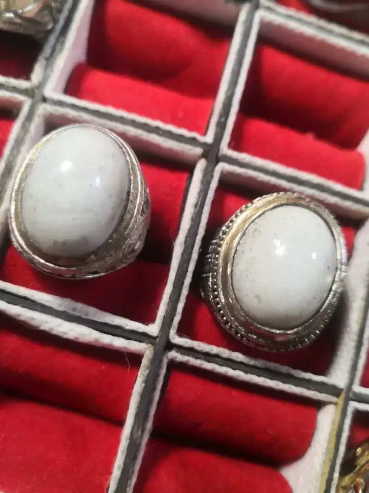 Cincin batu bacan kembang albino putih