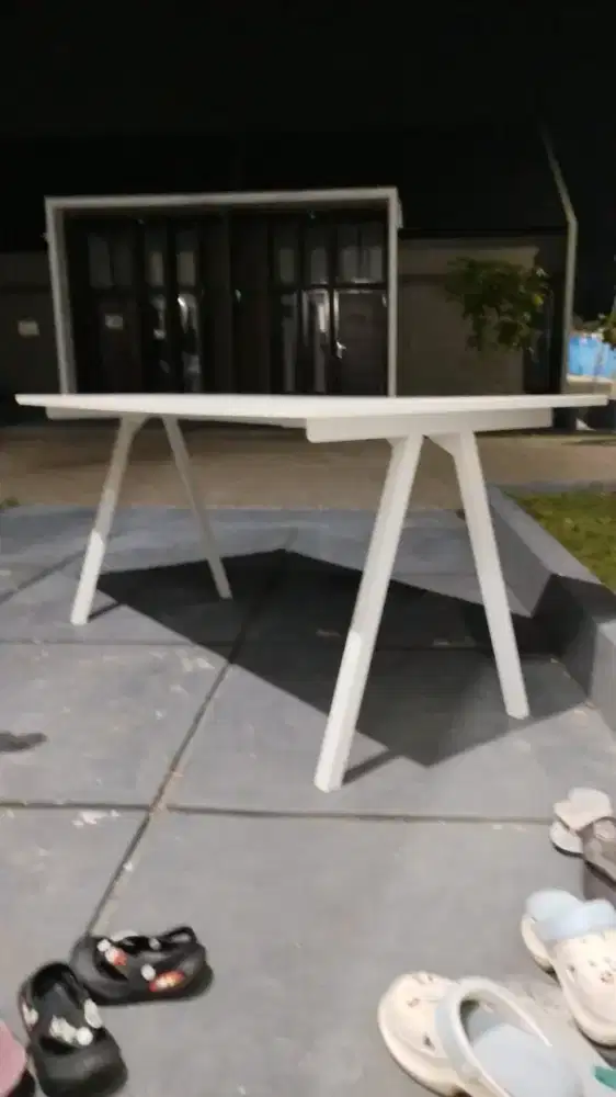Kursi Direktur IKEA & Meja Putih IKEA