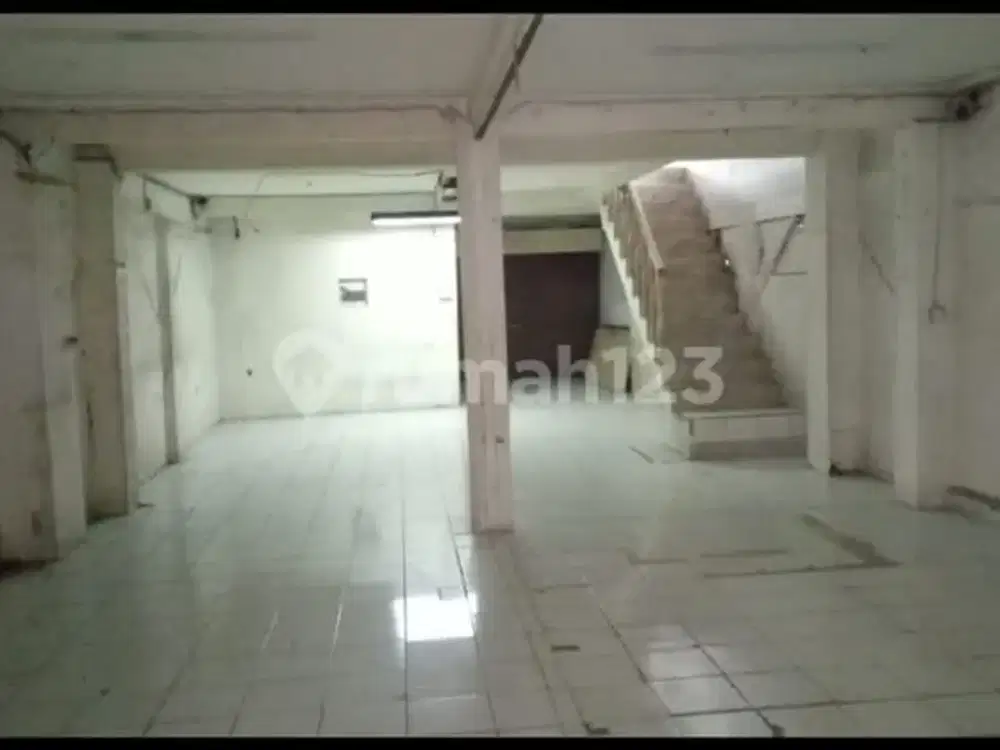 Rumah Semi Gudang di Pekojan, Tambora, Jakarta Barat.(kode rmrg738)