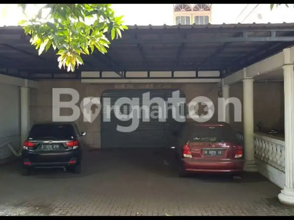 RUMAH LAMA LAYAK HUNI HITUNG TANAH  DI PINGGIR JALAN RAYA BESAR DI JALAN PANJANG LUAS TANAH 1200M2 DI  JAKARTA BARAT(KODE RMRG1666)