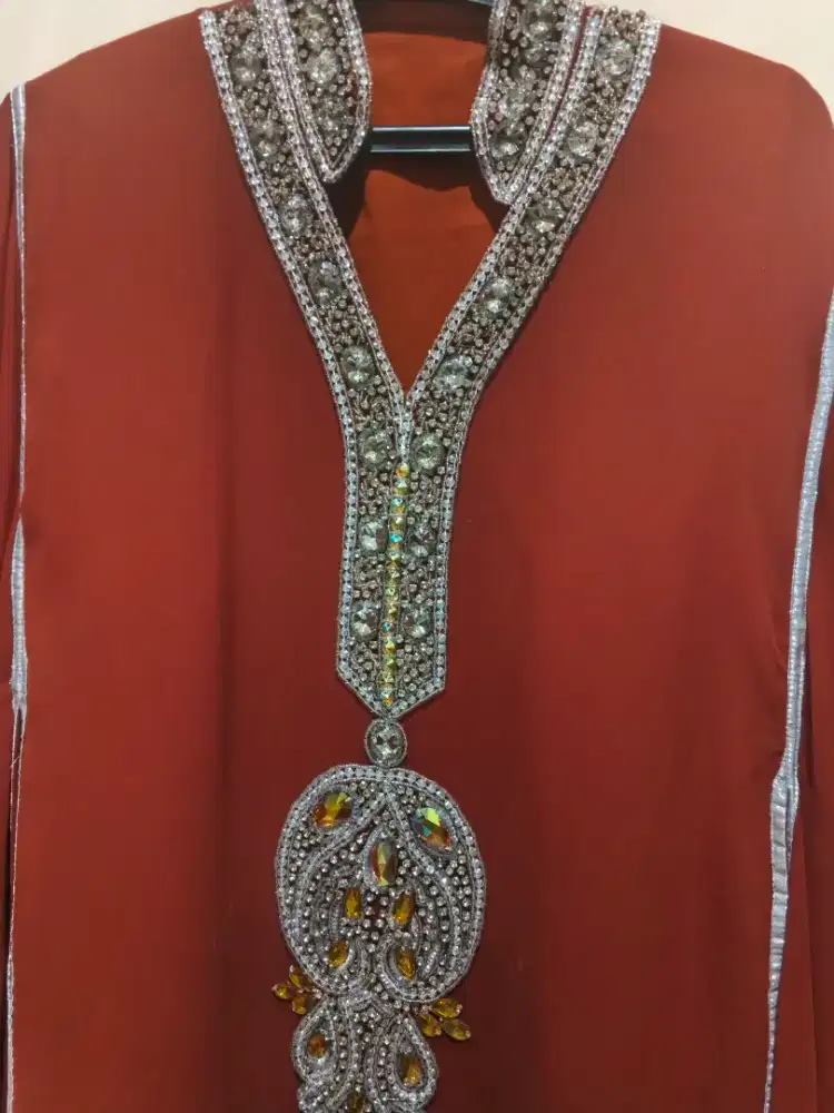 Kaftan Marun Mewah Full Bordir Payet & Mutiara – Siap Kondangan