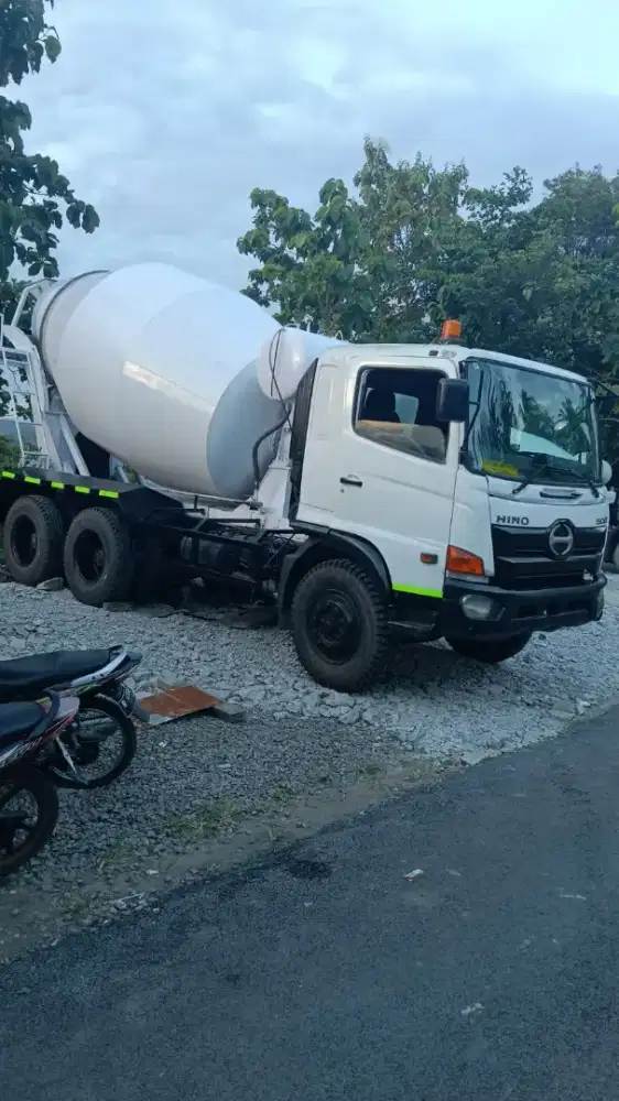 Truck mixer Hino lohan 7 kubik tahun 2016