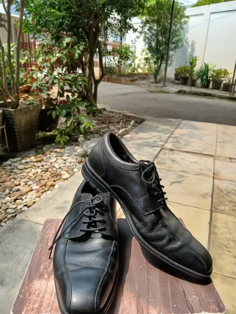 Jual Sepasang Sepatu Pria Kulit