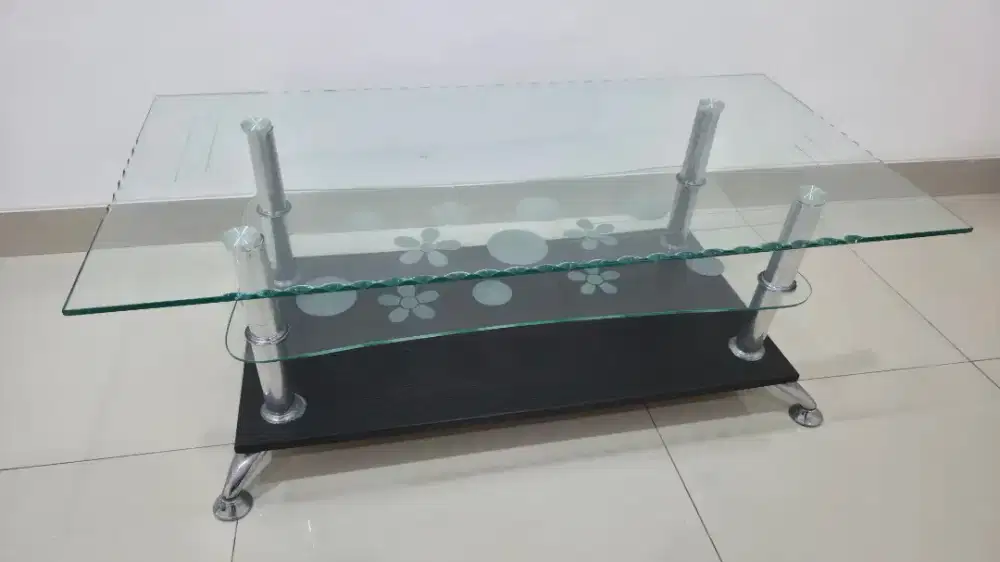 Meja kaca ruang tamu