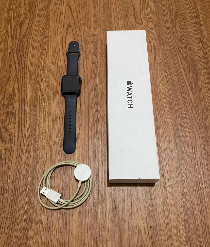 Apple Watch SE Gen 2 44mm Space Gray – Kondisi Mulus