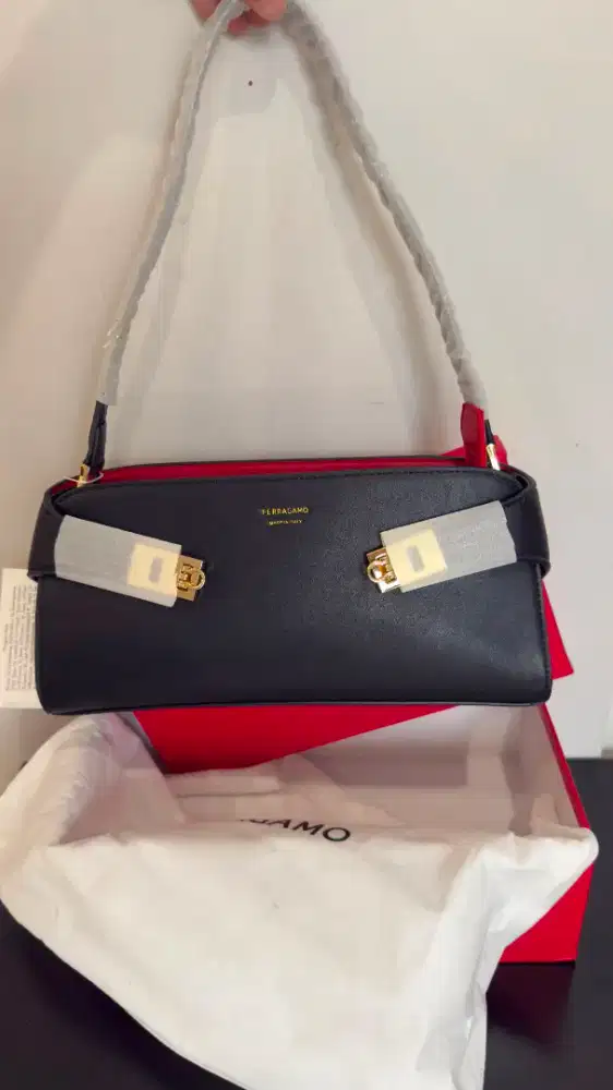 Tas Fashion Wanita Ferragamo Hitam