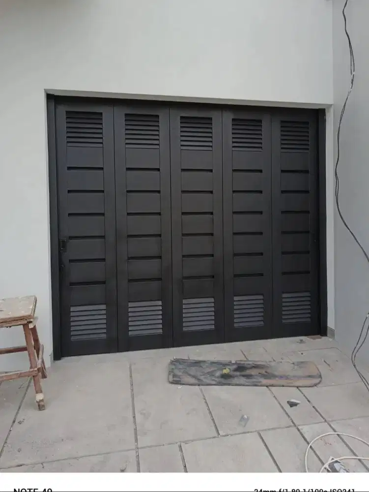 Pintu garasi besi mobil