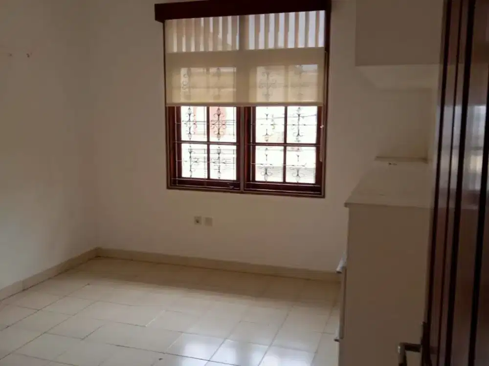 Dijual Rumah 2 Lantai Pondok Indah Jakarta Selatan - SHM, LT 342 m2, 4 KT, Garasi 3 Mobil, Rp 13,4 M