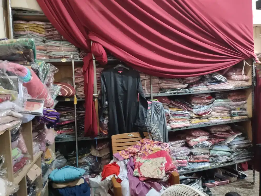 Dijual baju2 gamis. Atasan. Kerudung. Sajadah. Koko dan patung2