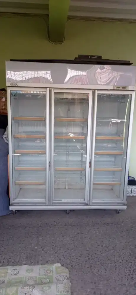 Showcase ukuran jumbo tiga pintu