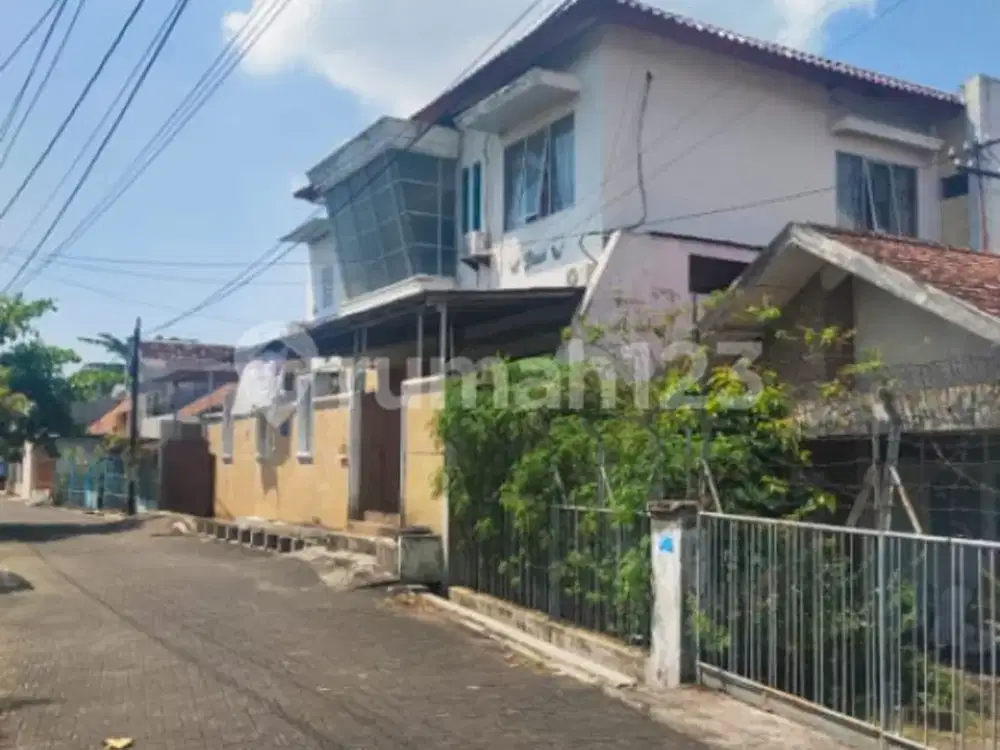 Rumah Dua Setengah Lantai Strategis di Semarang Tengah A5469