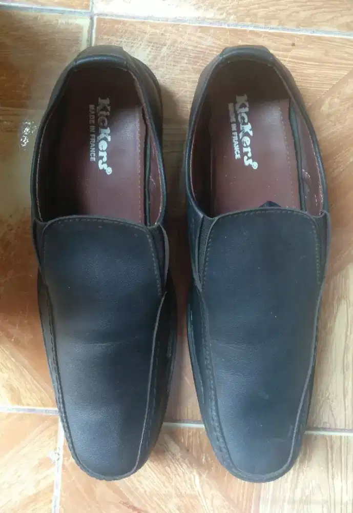 Sepatu pantofel pria
