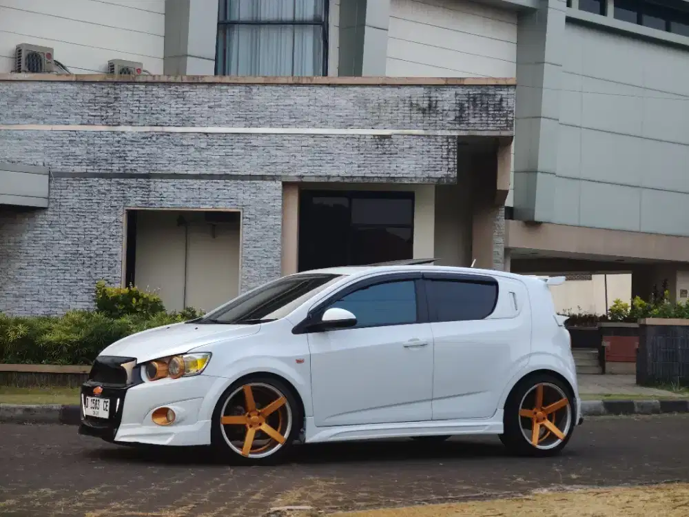 Aveo LT 2012 Matic Putih Sunroof Webasto Body Kit Velg R19