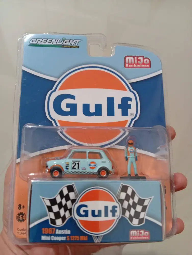 GREENLIGHT AUSTIN MINI COOPER S 1275 MKL GULF W/ RACECAR DRIVER FIGURE
