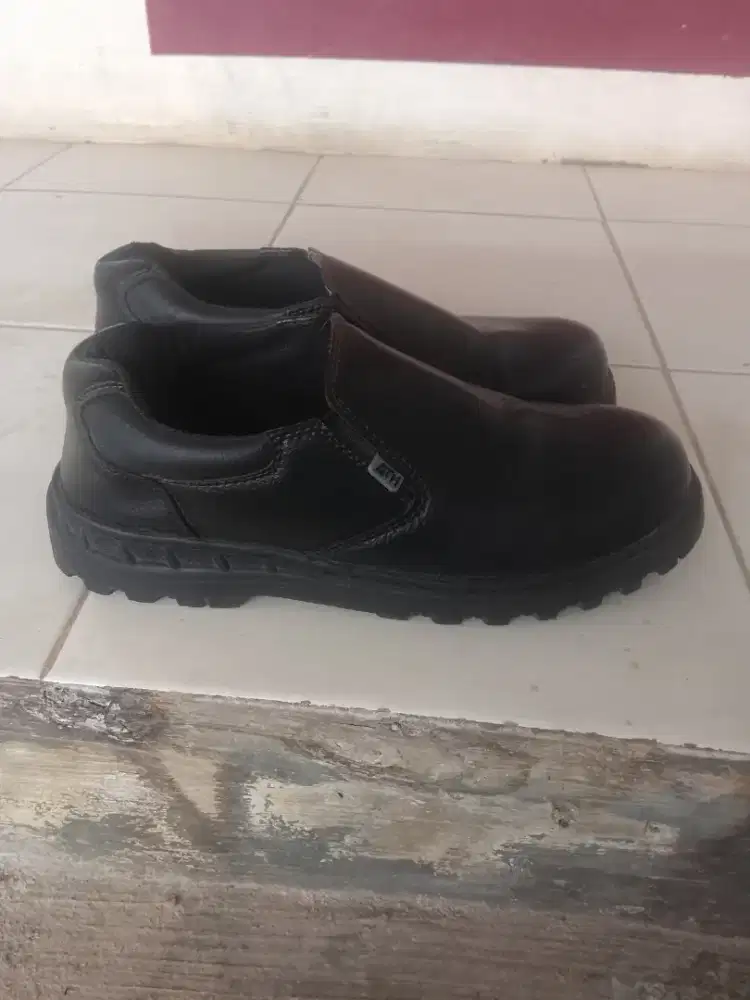 Sepatu safety ATH