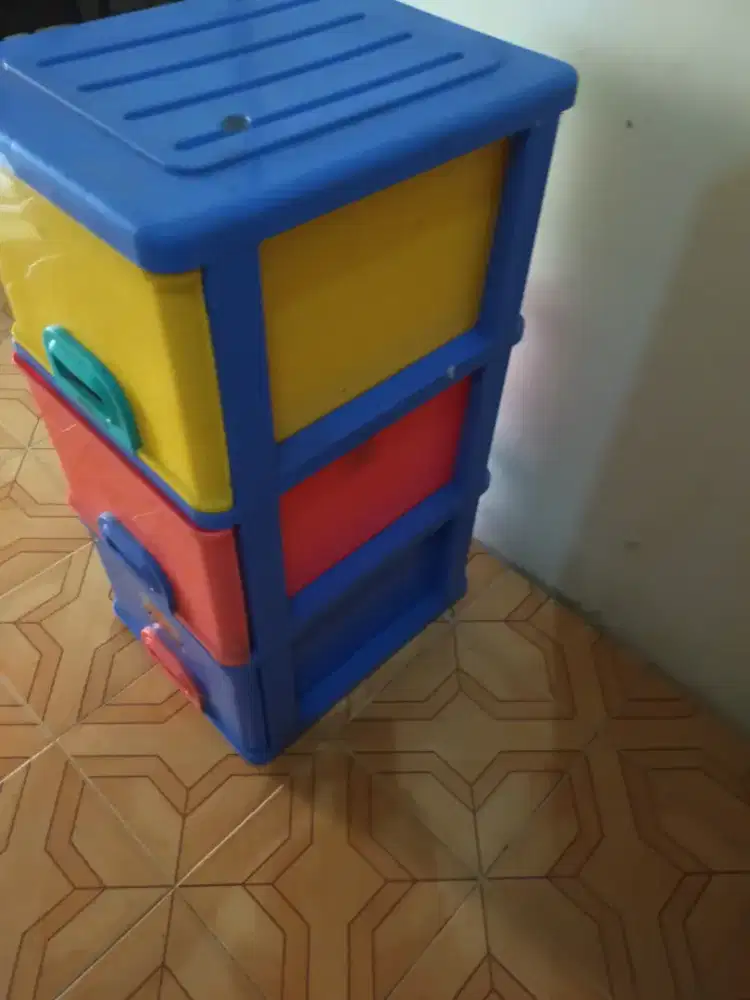 Lemari plastik masih bagus