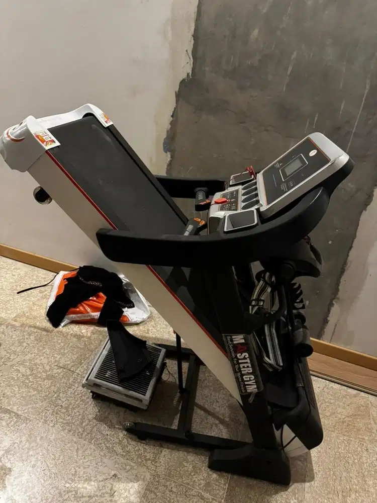 Treadmill master gym like new