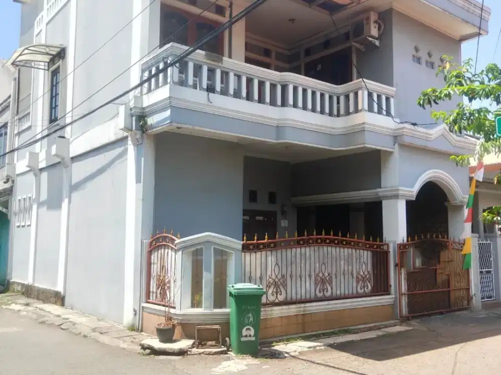 DISEWAKAN RUMAH 3 LANTAI KOKOH & TERAWAT DI DALAM KOMPLEK DEKAT AKSES TOL BUAHBATU
