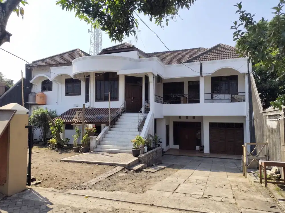 Rumah Besar lokasi strategis utk Kantor, Asrama, Gudang.