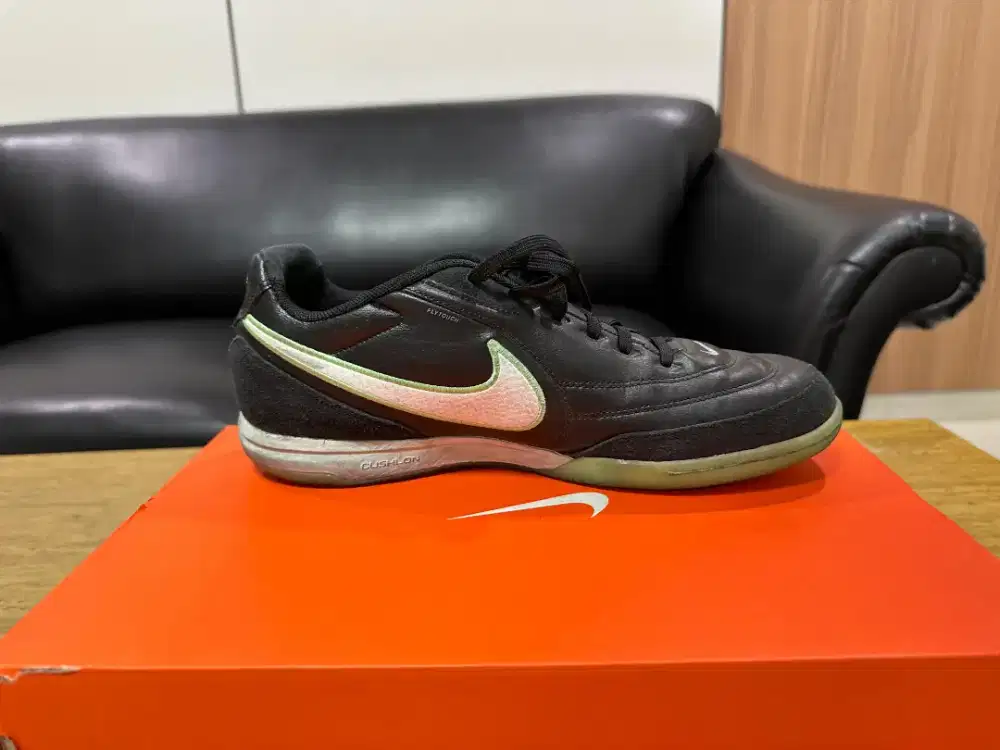Sepatu futsal nike Tiempo