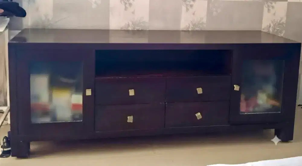 Meja tv bahan kayu mahoni dengan 4 laci dan 2 lemari