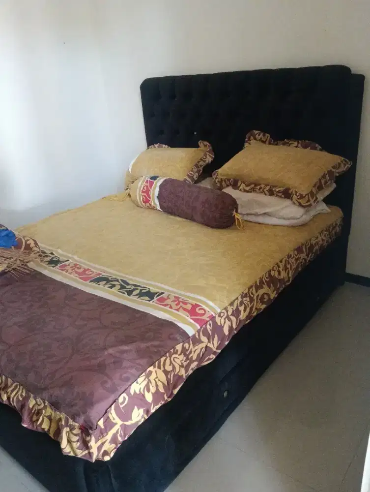 Satu set Dipan+Kasur+Nakas