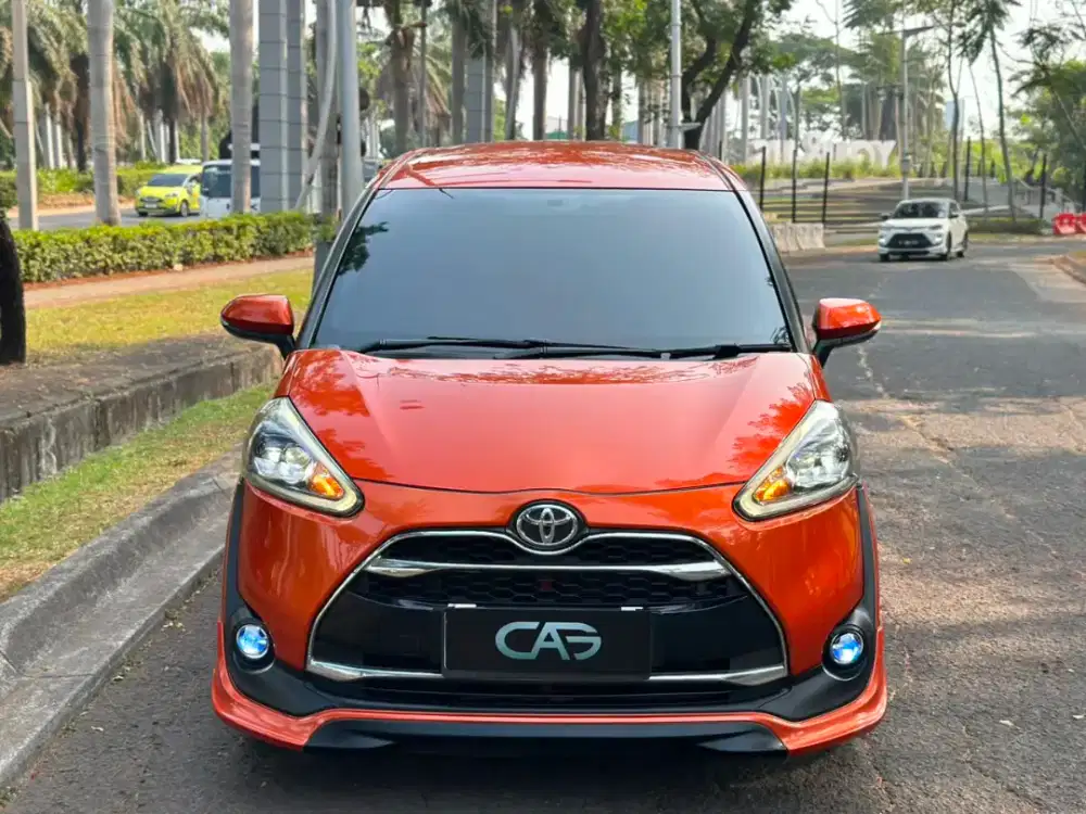 Toyota Sienta Q AT 2017 Orange