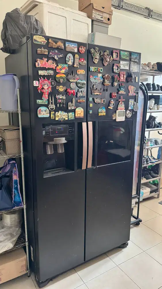 Kulkas Samsung Side-by-Side dengan Food Showcase & Dispenser