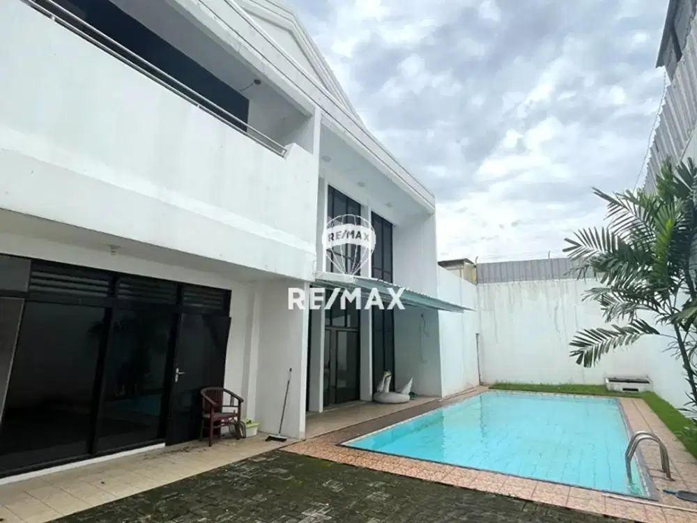 DIJUAL / DISEWAKAN  RUMAH MEWAH KAWASAN BANGKA JAKARTA SELATAN ADA KOLAM RENANG PARKIR LUAS