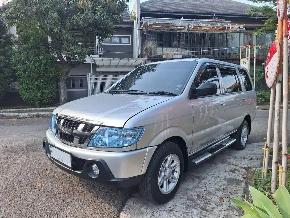 Isuzu Panther 2.5 LV MT Silver