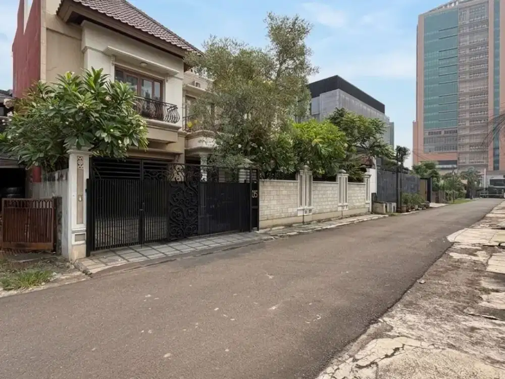 Dijual Rumah Mewah Slipi Bergaya Klasik Tropis Harga di Bawah NJOP