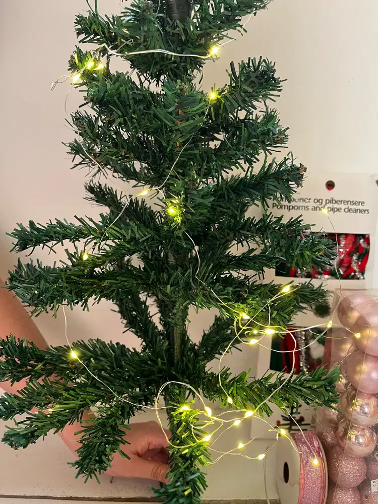 Pohon Natal Mini, Bola Natal, Lampu, Pompon, dan Kawat Bulu Dekorasi