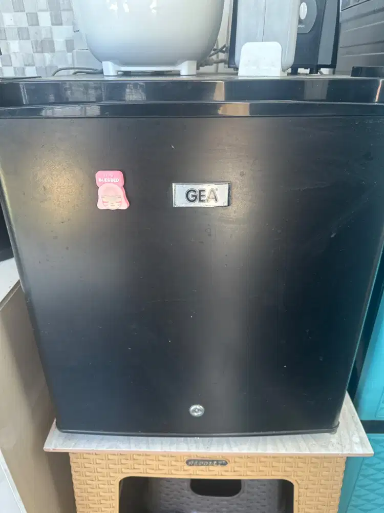 Kulkas 1 pintu merk GEA (warna Hitam)