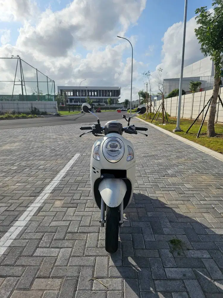 Scoopy Keyless Prestige 2022 White (Type Tertinggi)