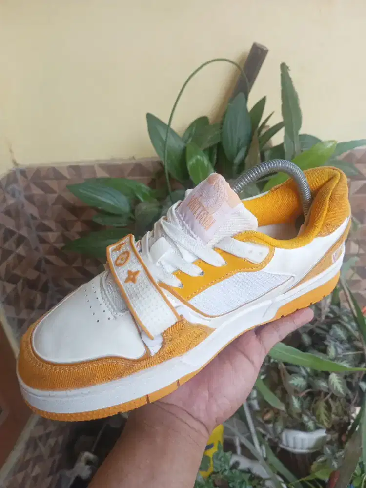 Sepatu  Louis Vuitton Trainer size 42 insol 27