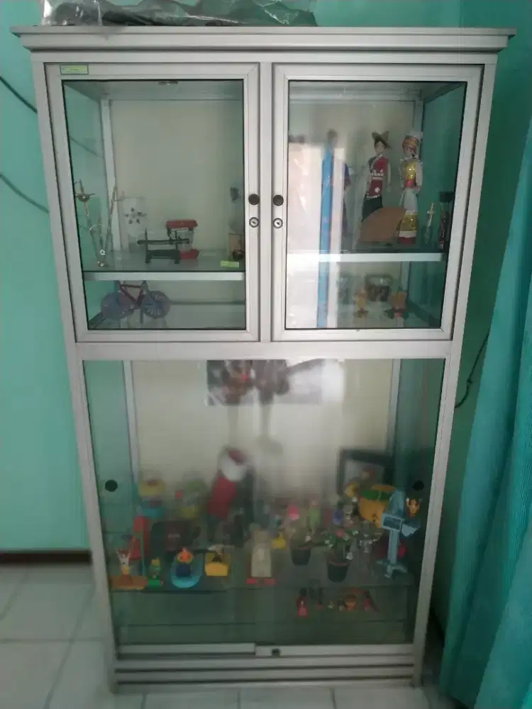 Lemari minimalis bahan kaca aluminium