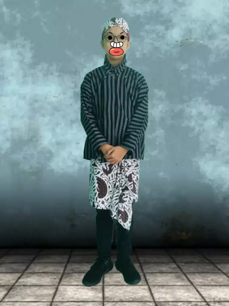 Baju adat surjan: Kemeja lurik cokelat hitam, kain batik dan blangkon
