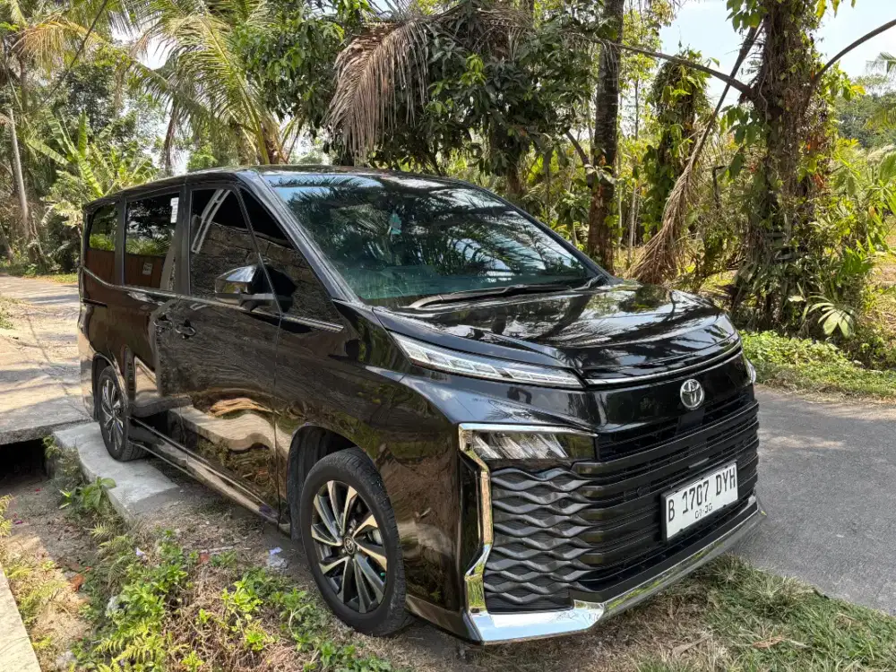 VOXY Tahun 2025 Warna Hitam