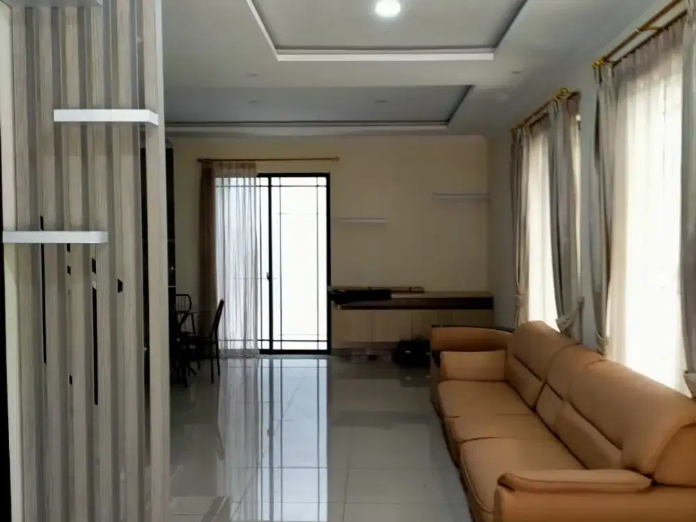 Dijual Cepat Rumah Green Lake City, Cluster Asia, Hoek, LT 143m², Uk. 9x16, 2,5 Lantai, 3+1 KT, 3+1 KM, SHM, Harga : Rp 3,3 M Nego