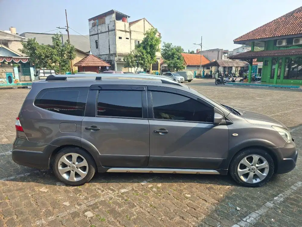 Dijual Nissan Grand Livina Xgear 3 baris 2013