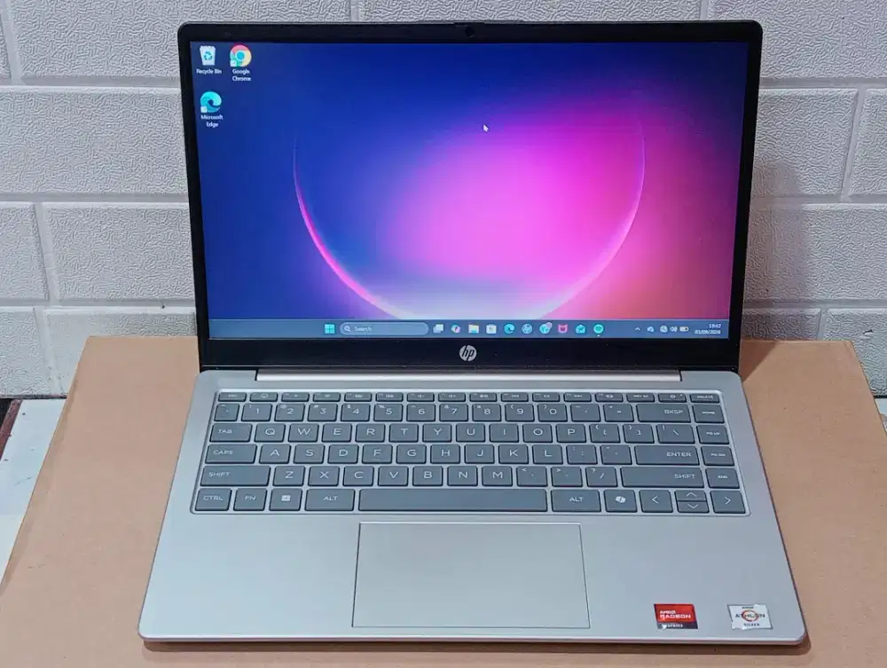 Lptop HP 14-em0xxx Prosesor AMD Athlon Silver 7120U RAM 8GB SSD 512 GB