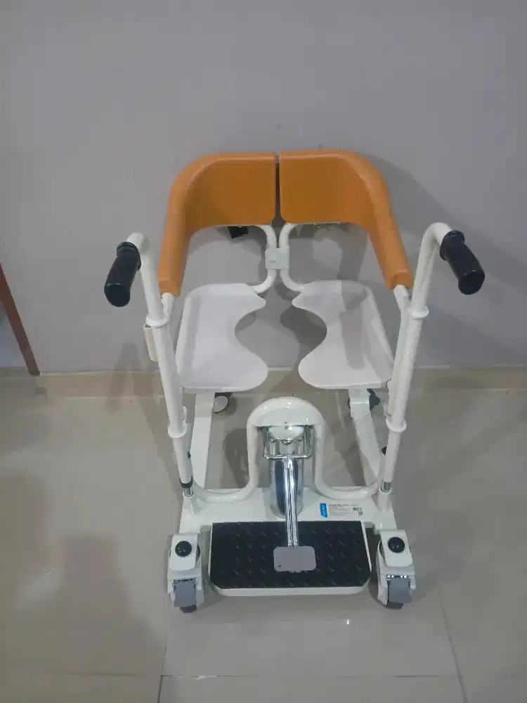 Kursi roda hidrolik belum pernah di pakai cuma di unboxing saja